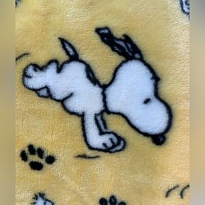Peanuts Snoopy Beagle Yellow VelvetLoft Throw Blanket NWT